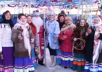 Хоровод, песни, стихи, угощение.