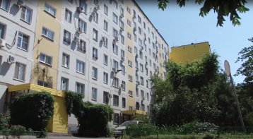 Жители дома на улице Курчатова 11 задыхаются от запаха из подвала