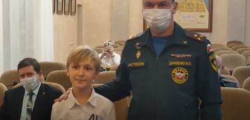Награждение юного жителя города медалью МЧС России