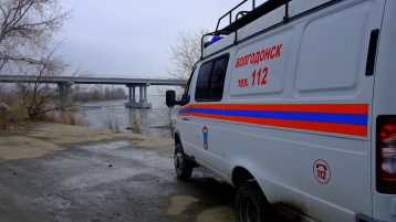 Спасатели Волгодонска этой зимой неустанно борются с рыбаками