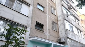 Жители дома по адресу Курчатова 25 обнаружили останки за стеной