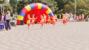 Праздничное представление в сквере Дружба