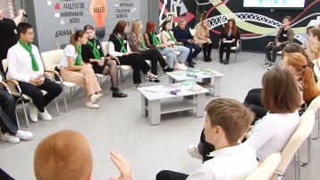 Есть ли в школах лишние предметы? На эту тему пришли порассуждать студенты