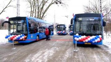 Новенькие безрельсовые механические транспортные средства