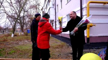 Цветы прохожим. Такая прекрасная акция прошла в День Матери