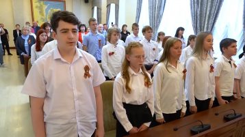 Вручение первых паспортов в администрации города