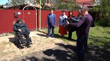 Памятные таблички у входа места проживания участника Великой Отечественной войны
