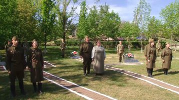 Церемония возложения цветов к памятникам